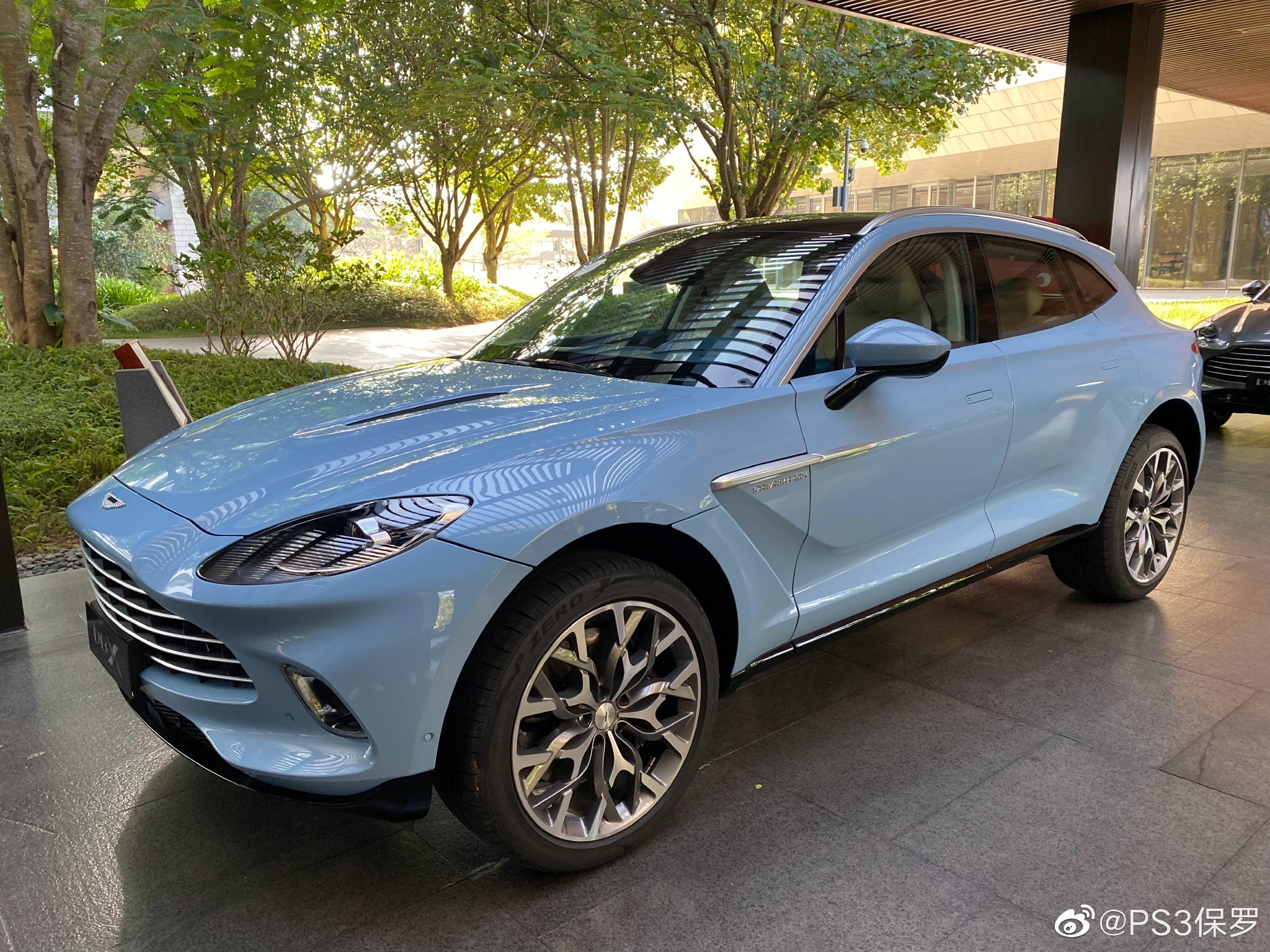 {21點}(阿斯顿马丁dbx和宾利添越买哪个)